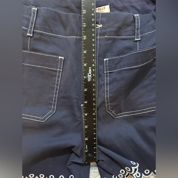 0120- NWT Bagatelle Navy Scallop Hem Embroidered Shorts 8 - Picture 10 of 13